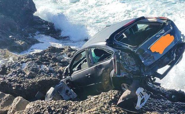 Man killed as car plunges down cliff in Pájara