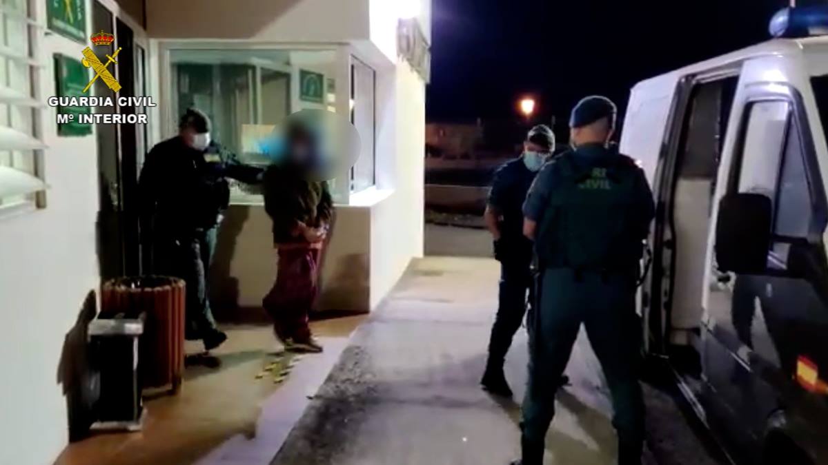 Two policemen attacked when disrupting a house party of more than 20 people