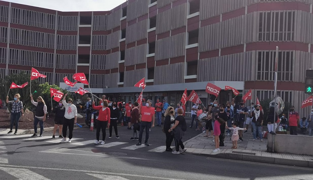 Employees at the Alborada hotel in Las Galletas strike to demand wages