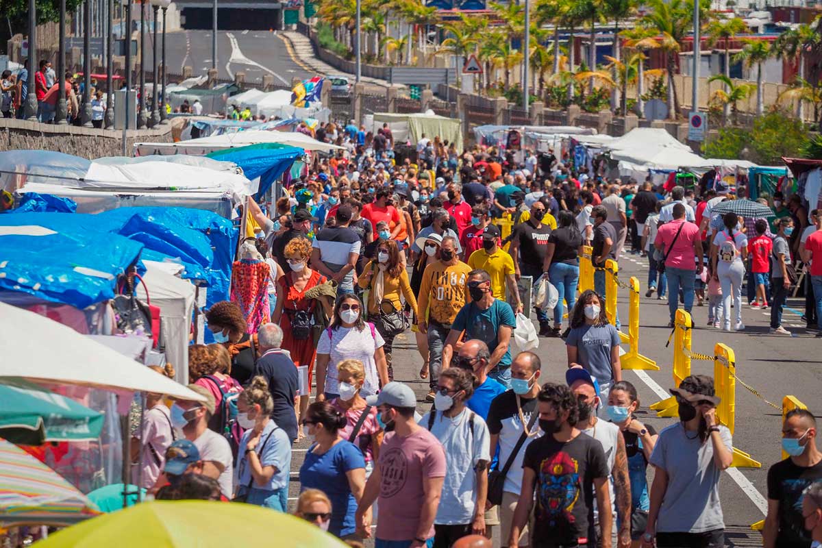 Mass queues as Santa Cruz market re-opens after being closed for months
