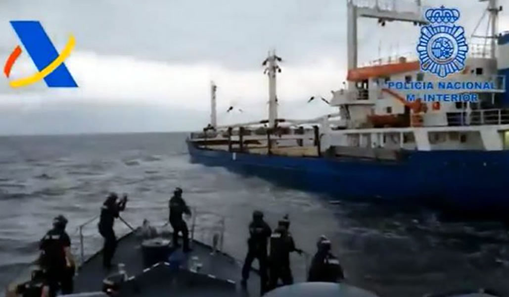 VIDEO: Customs storm a sinking ship with 20 tons of hashish onboard in Canary waters