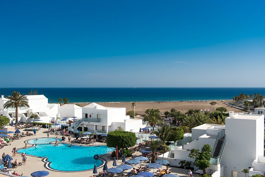 The number of overnight stays in hotels increases by 176% in the Canary Islands