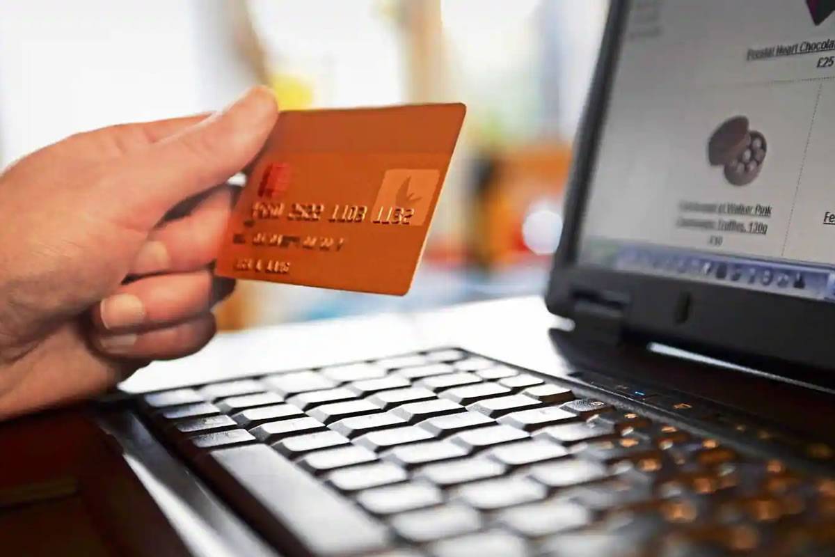 Arrested in Arona for spending 5,000 euros online with someone else’s credit card 