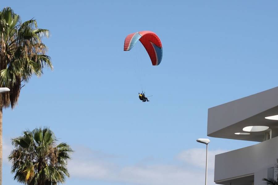 Paraglider injured after crashing into a lamp post in the south of Tenerife