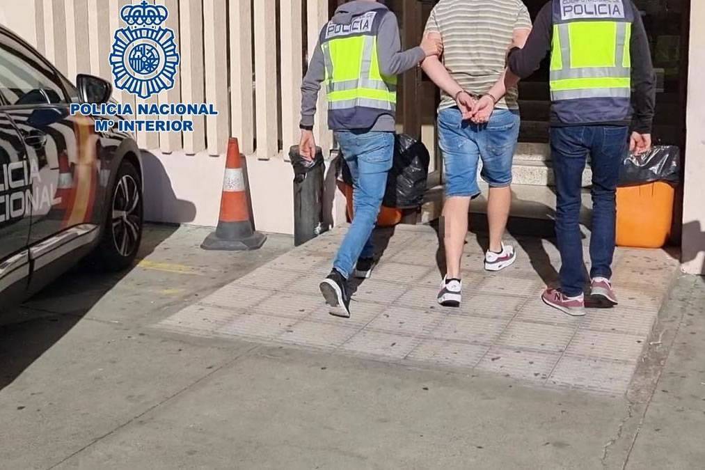 Thug robs an 80-year-old woman in Costa Adeje and drives off with her on the bonnet of his car