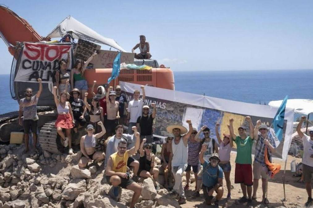 Activists celebrate the paralysis of the Cuna del Alma project in Costa Adeje 