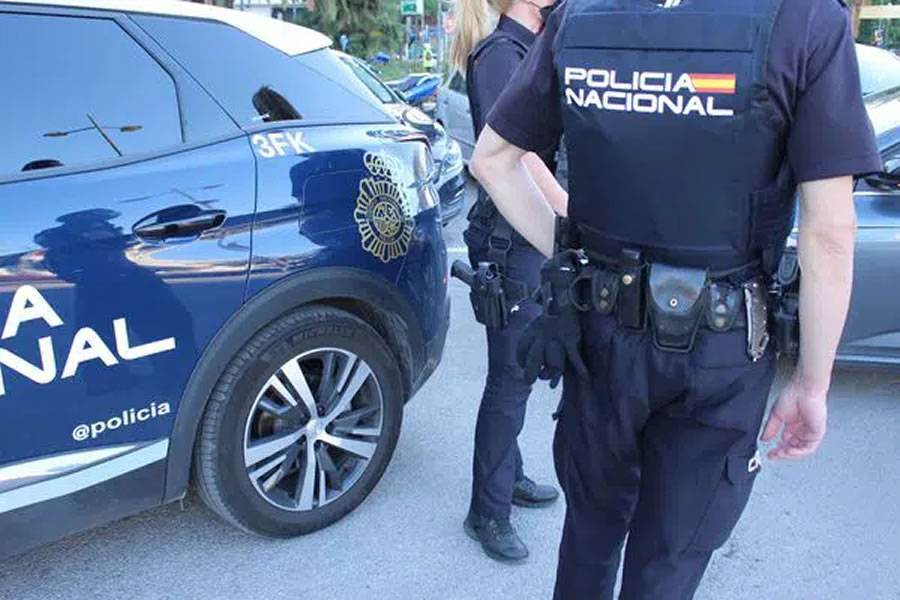Two men caught in Adeje after throwing a bag of marijuana out of a car window