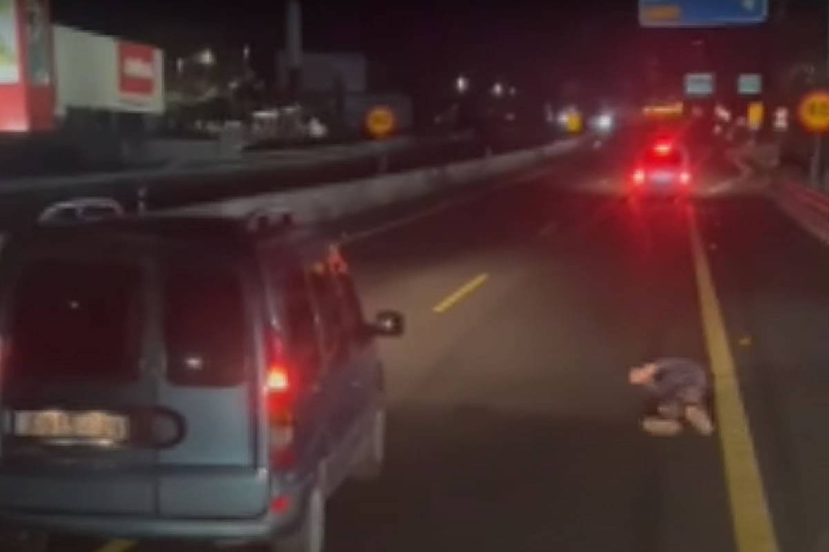 VIDEO: Man stops car on TF-1 motorway to get out and roll around on the floor