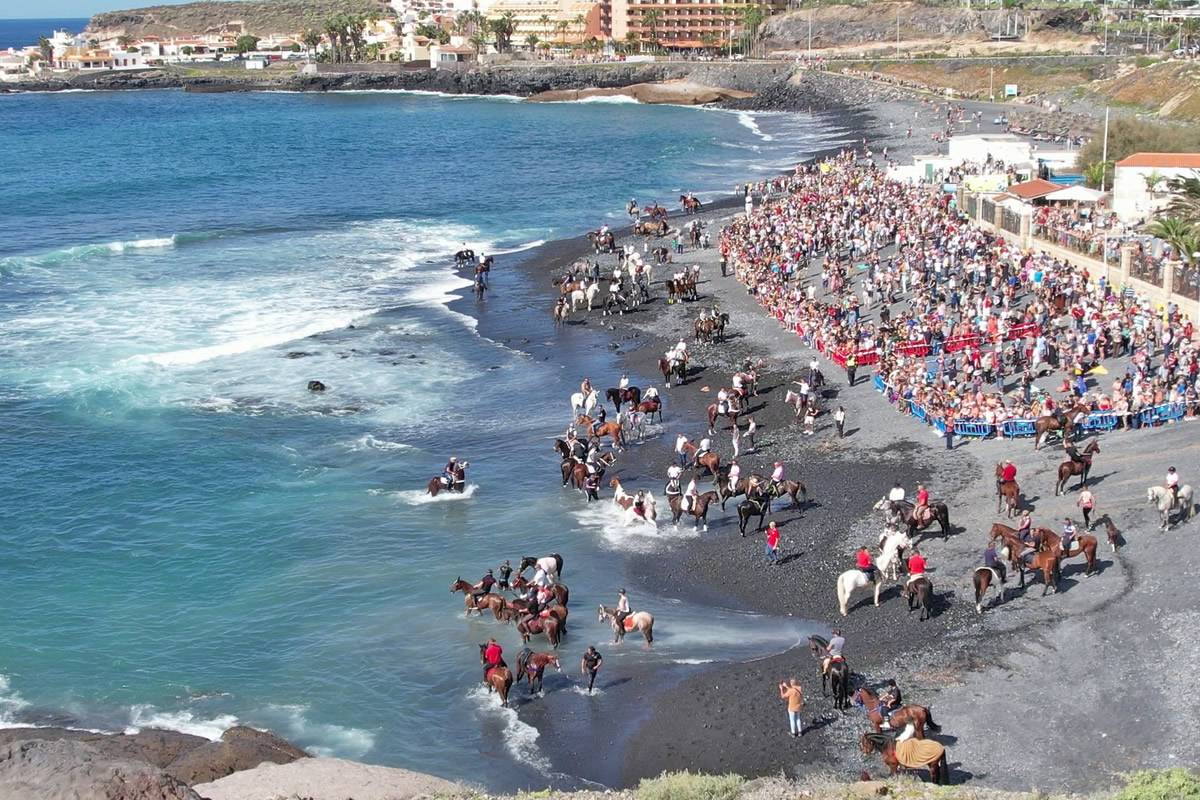 Thousands flock to La Caleta as San Sebastián returns to the sea