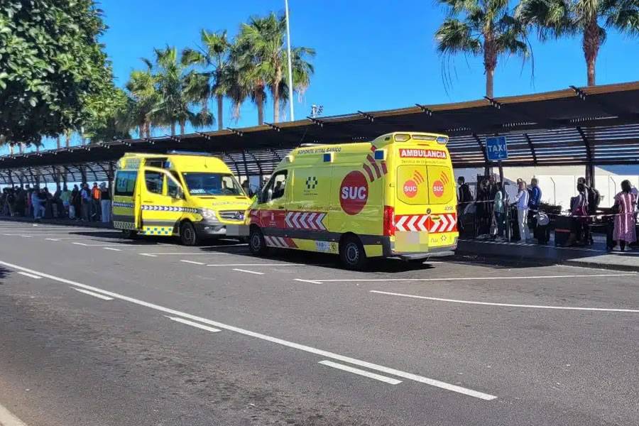Tourist in critical condition after suffering a heart attack at Tenerife South airport