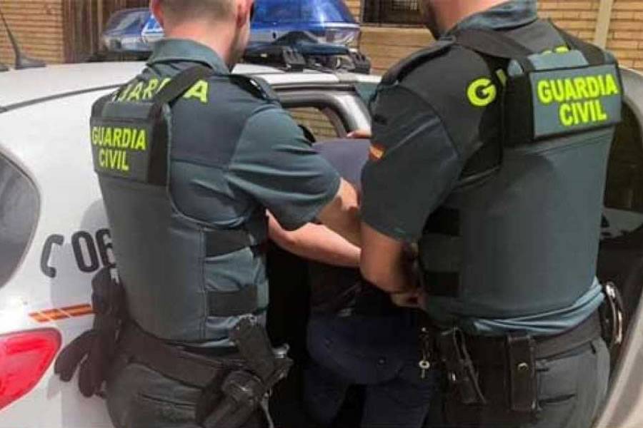 Drug dealer tries to swallow 14 wraps of heroin to avoid arrest in Playa Las Americas