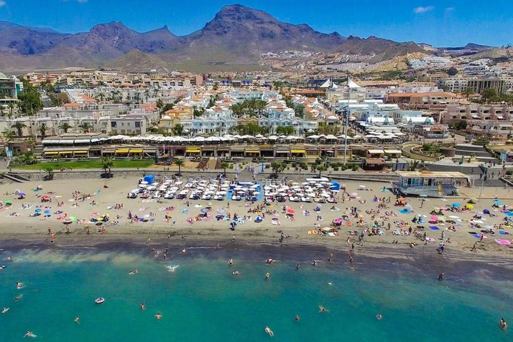 Paramedics save a woman’s life on a beach in Costa Adeje 