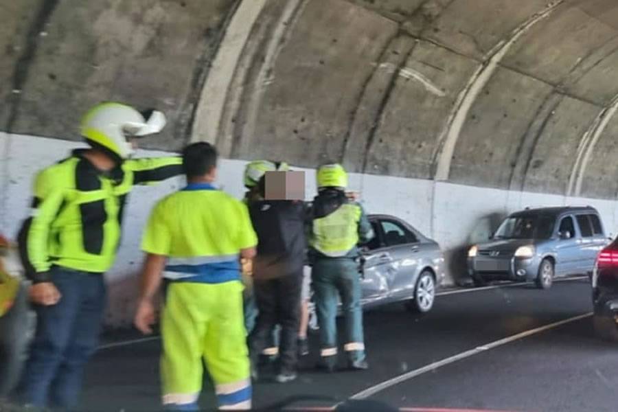 Motorcyclist injured in a collision with a car in a tunnel 