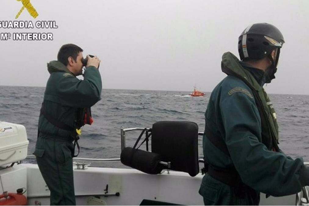The Guardia Civil rescue two crew members of a capsized catamaran in Tenerife