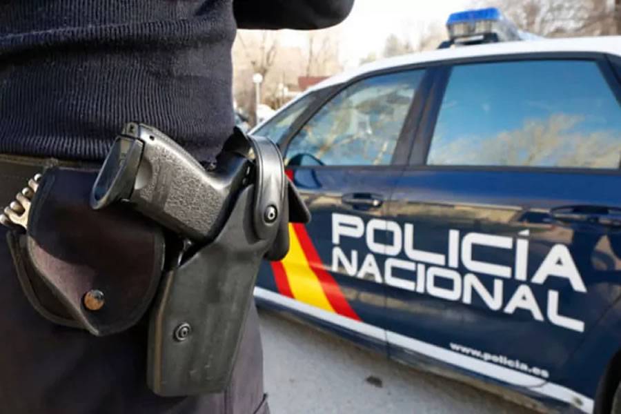The National Police prevent a young woman from committing suicide in Los Cristianos