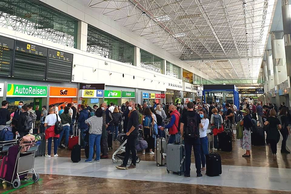 Pickpocket arrested after stealing 1,000 euros from a tourist at Tenerife airport