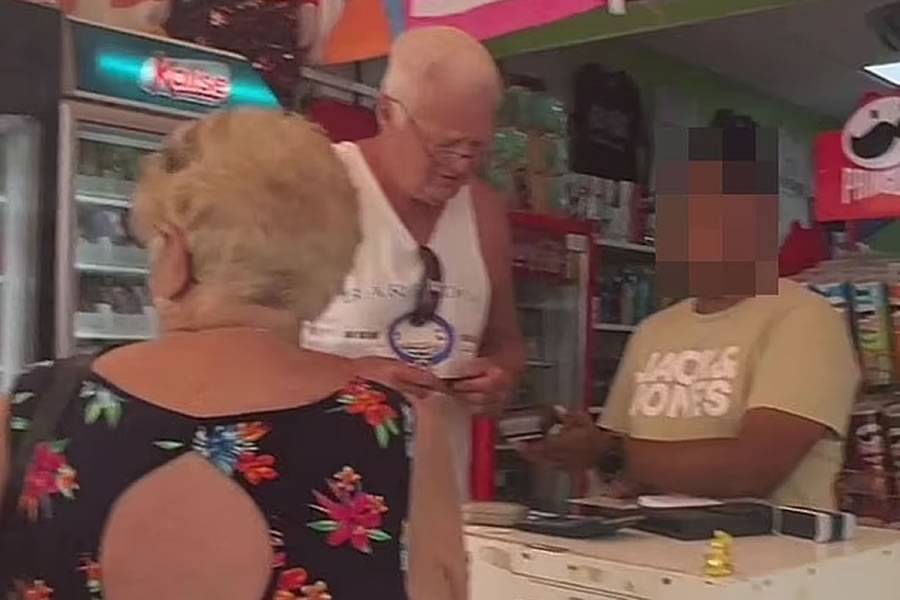 Tenerife shop 'scammers' are caught on camera fleecing tourists 