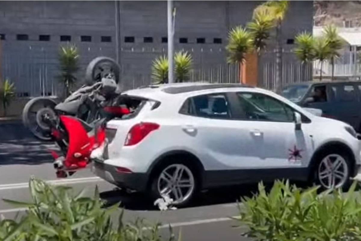 VIDEO: Two injured as motorbike ends up wedged in back of SUV in Tenerife