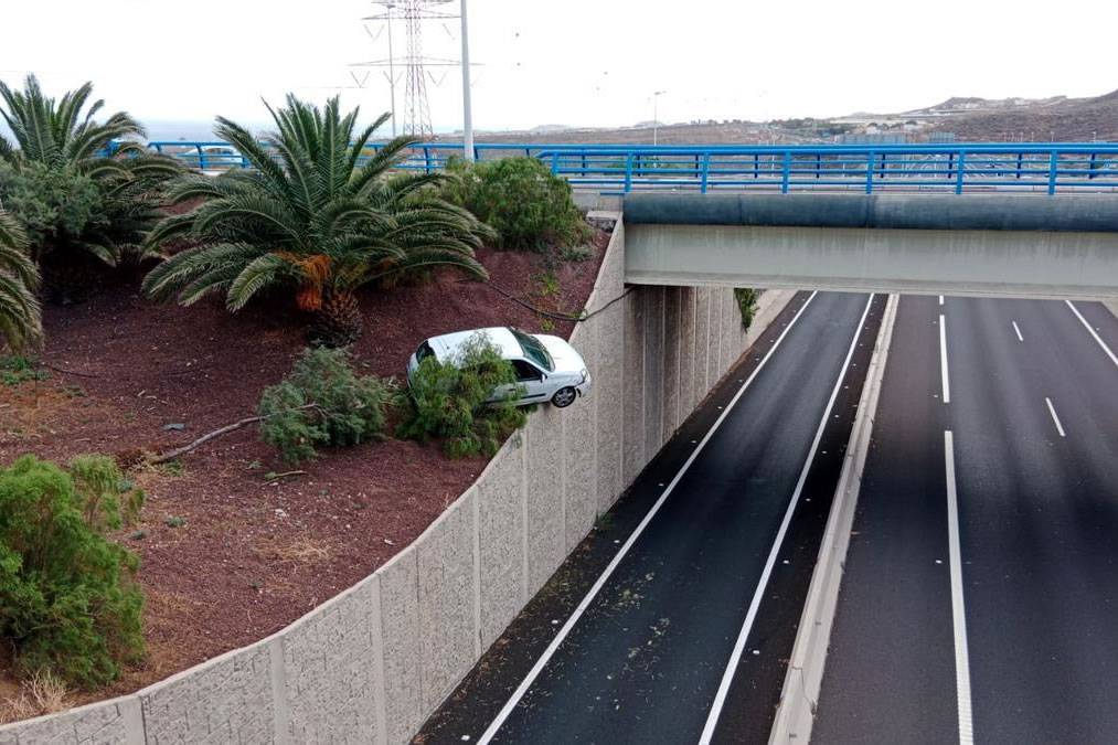Lucky escape for driver who nearly ‘landed’ on the TF-1 motorway in San Isidro