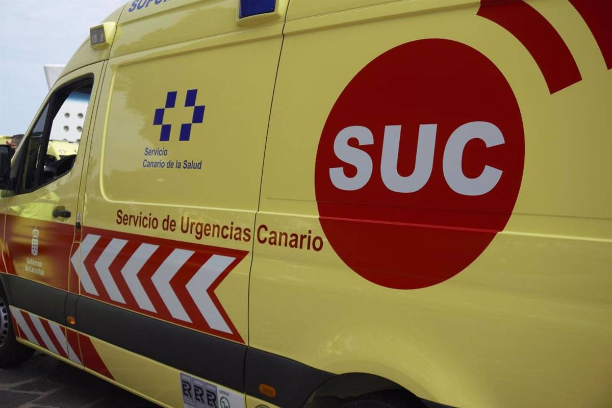 Scooter rider in serious condition after crashing into a parked car in Tenerife
