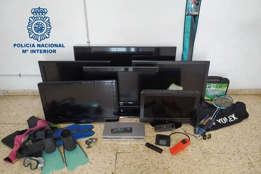 Two people arrested in Tenerife for selling stolen items on the internet
