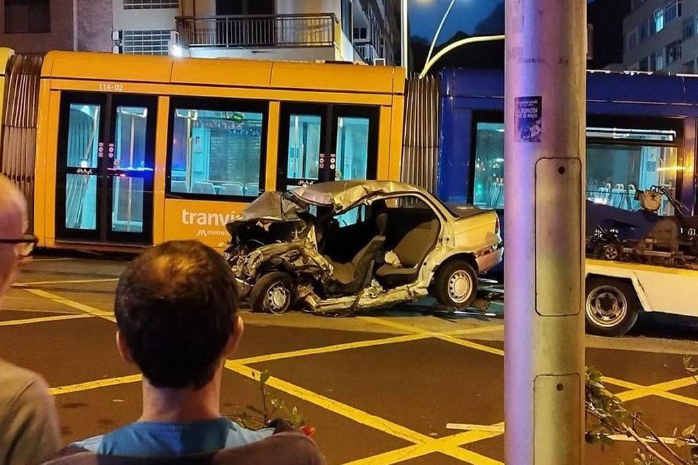 Accident between a car and a tram in Tenerife leaves one person seriously injured