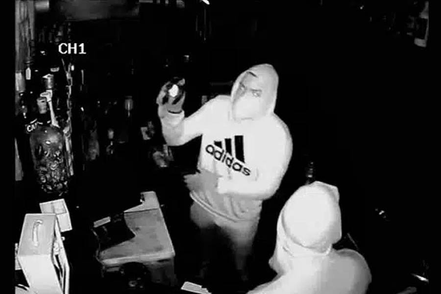 Police are looking for two hooded burglars in the south of Tenerife