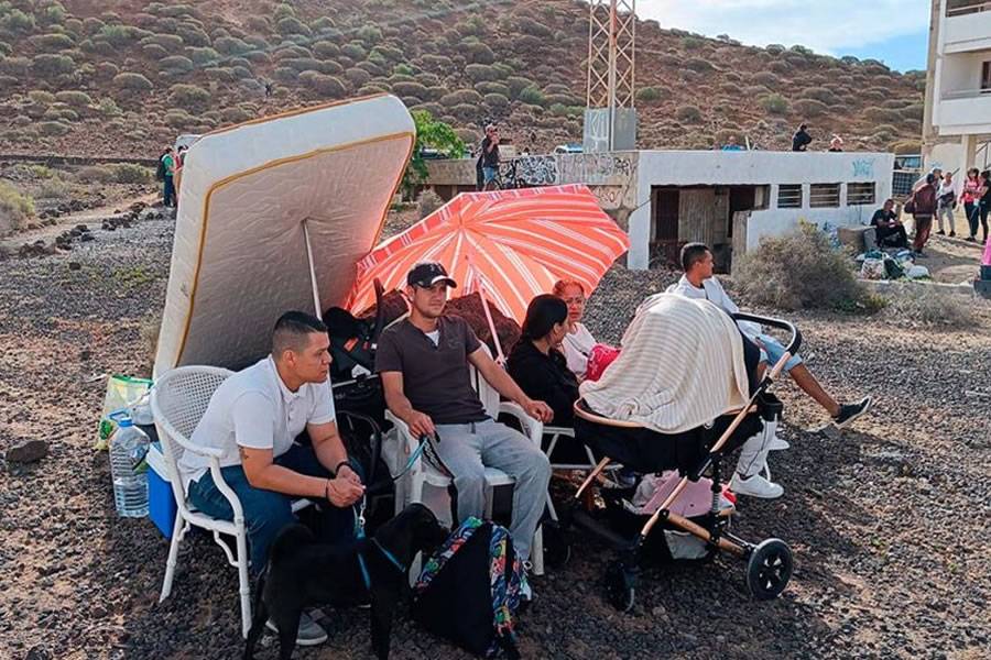 Fifty of the people evicted in Arona spent last night in a makeshift tent 