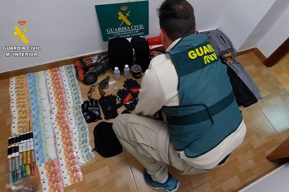 Three arrested for armed robbery of a petrol station in El Medano valued at €17,000