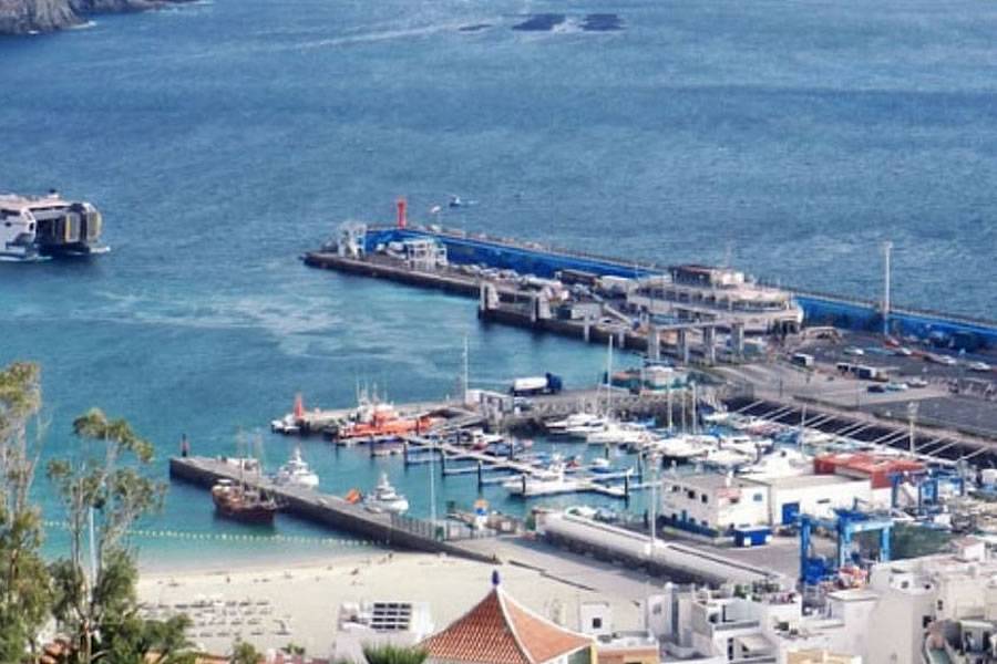 Man in critical condition after suffering a heart attack in Los Cristianos port