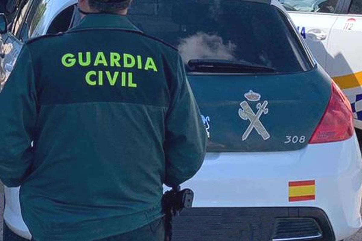 Guardia Civil arrest three people in Tenerife for theft of 45 mobile phones valued at €10,500