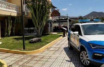 Police rescue naked woman attempting to jump from balcony in the south of Tenerife