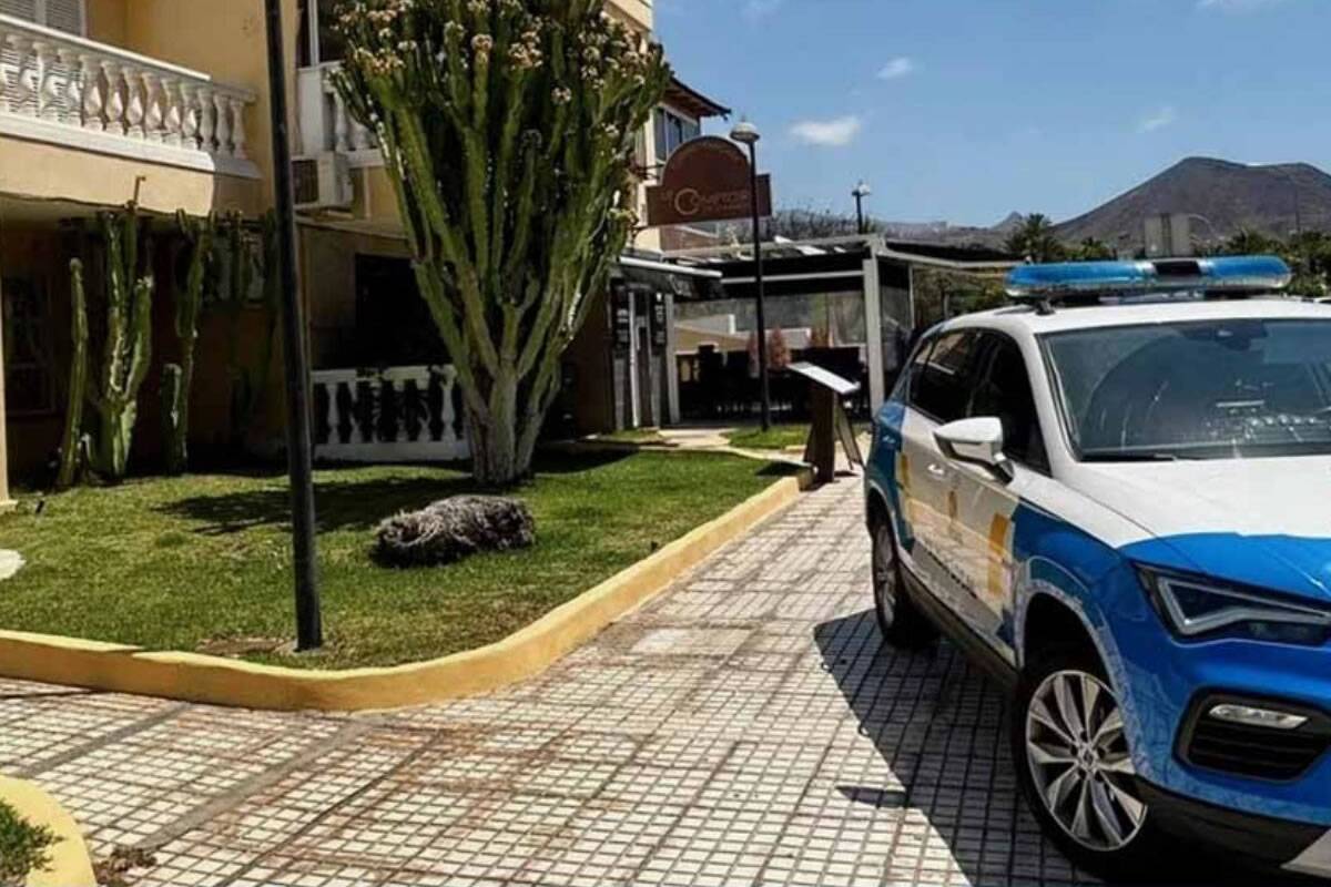 Police rescue naked woman attempting to jump from balcony in the south of Tenerife
