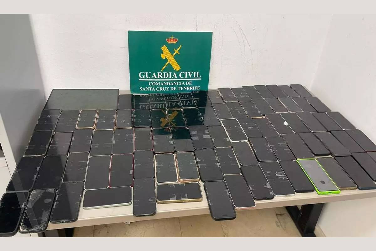 Passenger stopped with 83 mobile phones at Tenerife airport