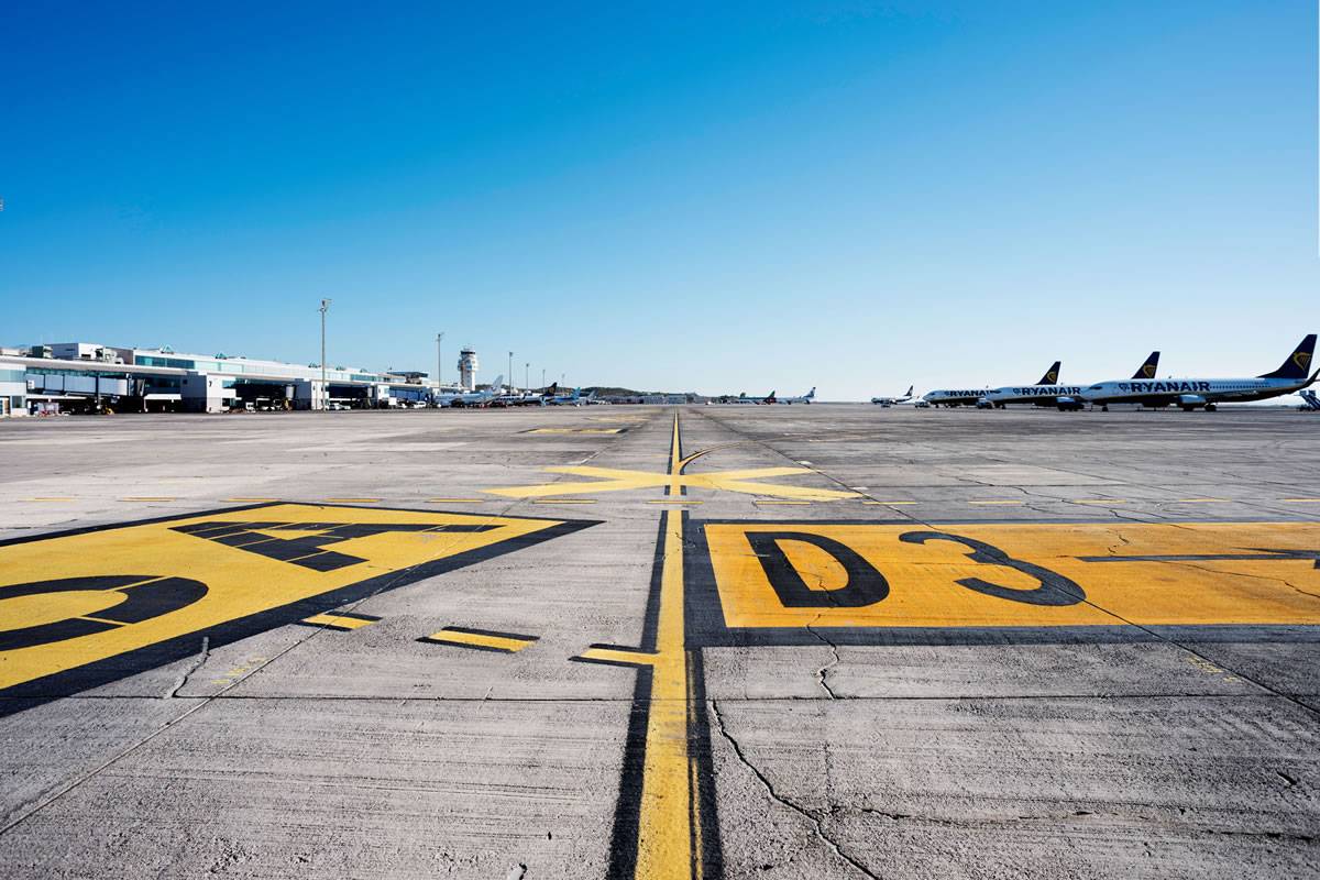 Emergency landing at Tenerife South airport due to possible fuel leak