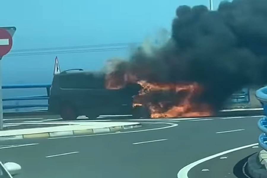 VIDEO: Car fire disrupts traffic on the TF-1 motorway in southern Tenerife 