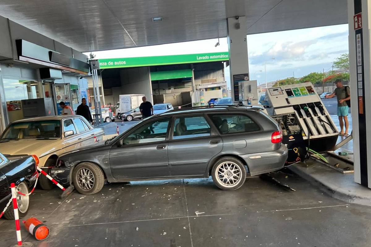 Car crashes into petrol pump in the south of Tenerife
