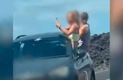 Driver and three young women apprehended for riding on car windows while taking 'selfies'